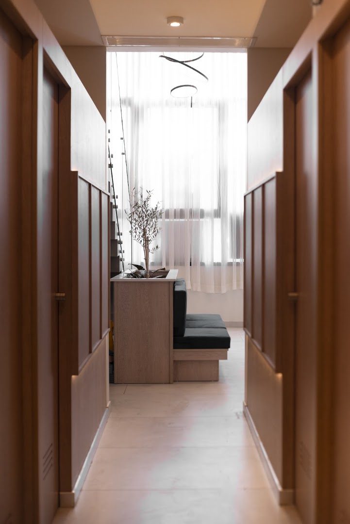 Pasillo interno con puertas de las salas de tratamiento